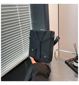 Dettaglio borsa a tracolla da giacca da abito nera con cravatta e tasca uniche e creative.