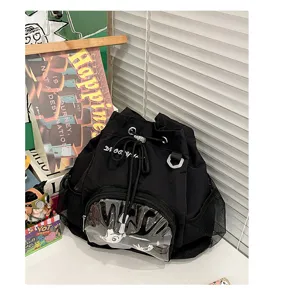 Dettaglio zaino ita nero con coulisse, tasca frontale trasparente per spille e peluche, kawaii.