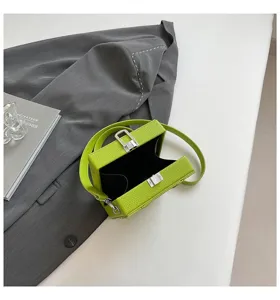 Borsa a mano strutturata verde mini box con chiusura metallica e tracolla donna chic