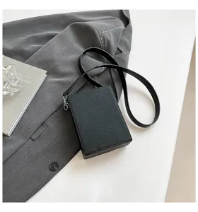 Borsa a tracolla nera minimalista da donna, elegante borsa a spalla strutturata e chic.