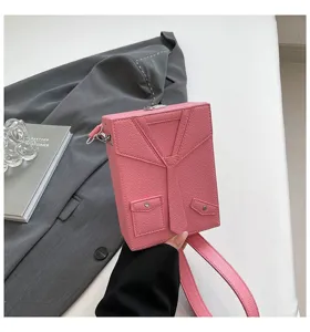 Borsa a tracolla rosa alla moda a forma di giacca da abito con cravatta, borsa casual.