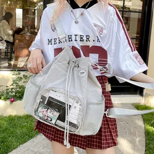 Zaino ita grigio chiaro con coulisse, tasca frontale trasparente e inserto anime carino.
