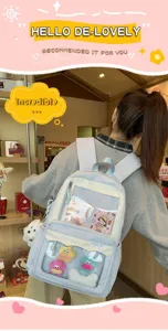 Vue détaillée d'un sac à dos ita transparent avec de mignons peluches, élégant et pratique.