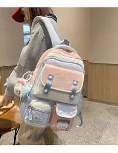 Detailaufnahme des studentischen Rucksacks mit mehrfachen Taschen in Pastellfarben.