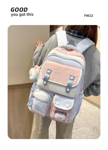 Nahaufnahme des pastellfarbenen Studentenrucksacks mit praktischen Fächern und Anhängern.