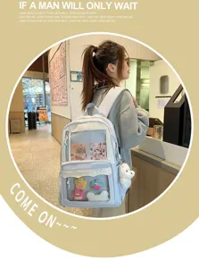 Vue détaillée du sac à dos Ita transparent japonais en bleu clair avec fenêtre de poche avant.