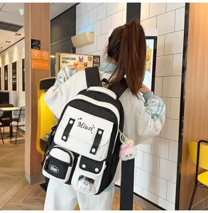 Lässiger Schulrucksack für Studenten, große Kapazität schwarz-weiße Büchertasche mit vielen Fächern.