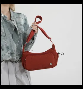 Borsa a tracolla casual in nylon alla moda con tasche multiple per l'uso quotidiano.