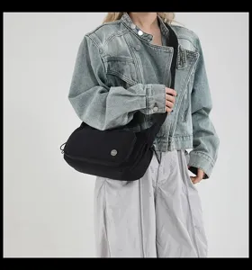 Borsa a tracolla nera in nylon per donna, borsa casual leggera per l'uso quotidiano.