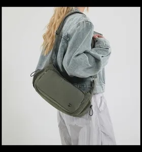 Vista dettagliata della borsa a tracolla elegante e impermeabile in nylon da donna verde.