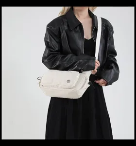 Vista dettagliata della borsa a tracolla elegante, impermeabile e leggera in nylon.