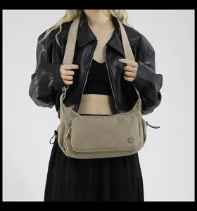 Borsa a tracolla casual impermeabile in nylon da donna con bretella larga e tasca.