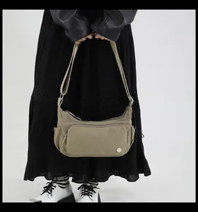 Vista dettagliata della borsa a tracolla impermeabile in nylon con zip e tasche pratiche.
