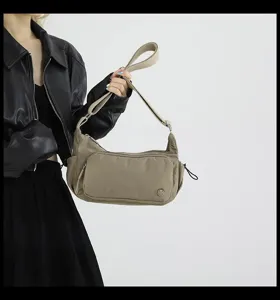 Borsa a tracolla impermeabile e leggera alla moda da donna per uso quotidiano.