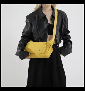 Dettaglio borsa a tracolla in nylon giallo, borsa casual con cinturino largo e tasca.
