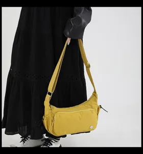 Borsa a tracolla in nylon giallo borsa a spalla leggera e casual con tasche multiple