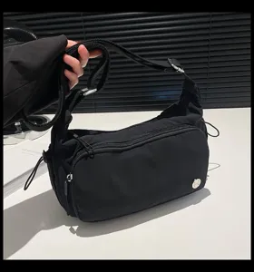 Borsa a tracolla nera in nylon da donna, borsa casual con tasche multiple e design moderno.