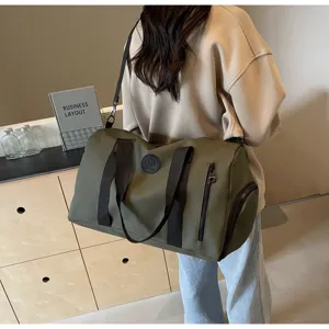 Grand sac de voyage pour femme, sac de sport fitness avec compartiment étanche.
