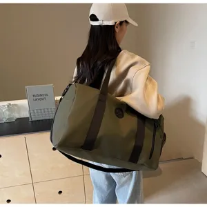 Vue detaillee du grand sac de voyage impermeable et sac de sport pour fitness et entrainement.