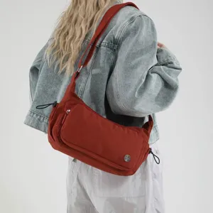 Elegante borsa a tracolla in nylon impermeabile per donne, pratica borsa casual da viaggio.