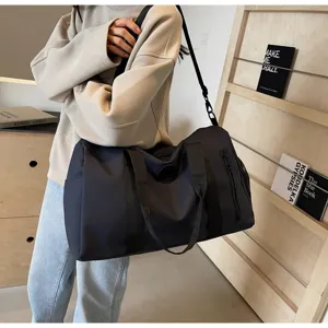 Grand sac de voyage de sport gris foncé vue de détail avec sangle d'épaule style