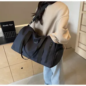 Vue détaillée de grand sac de voyage, photo de style de vie montrant design multifonction.