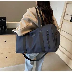 Grand sac de sport de voyage fitness pour femme avec compartiment étanche pratique.