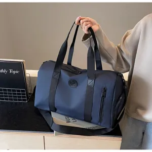 Gros plan sur un sac de voyage bleu de grande capacité avec des poignées solides et poches.