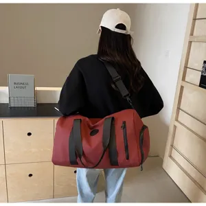 Grand sac de voyage de sport avec séparation humide et sèche pour la musculation.