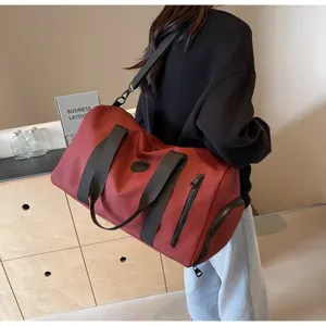 Grand sac de voyage fourre-tout de fitness de sport avec compartiment rouge.