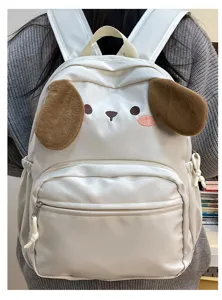 Vista dettagliata dello zaino con simpatico cucciolo bianco e morbide orecchie di peluche.