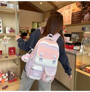 Detailaufnahme eines stilvollen Rucksacks mit mehreren Taschen und rosa-lila Farbblock-Design.