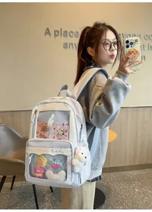 Vue de détail claire du sac à dos ita transparent de style japonais avec de mignons pendentifs.