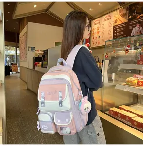Süßer pastellfarbener Studentenrucksack mit großem Fassungsvermögen und vielen Taschen.