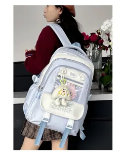 Studentischer großer Freizeitrucksack mit süßer transparenter Tasche und Plüschanhänger Detail.