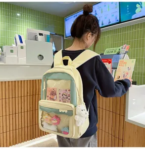 Vue de scène détaillée d'un joli sac à dos japonais avec une fenêtre transparente.
