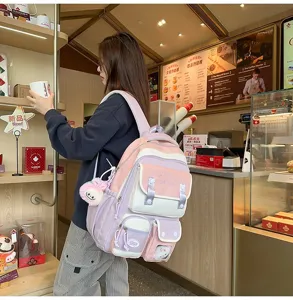 Aesthetischer, mehrfacher Canvas-Schulrucksack in Rosa und Lila fuer taeglichen Gebrauch.