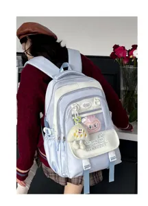 Detailansicht des niedlichen hellblauen Schulrucksacks mit transparenter Netztasche und Stilen.