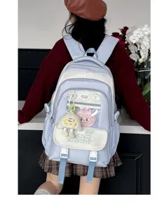 Rucksack Detail mit süsser Hasenstickerei, transparenter Vordertasche und grossem Stauraum.