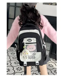 Schwarzer lässiger Studentenrucksack mit Plüschanhängern und großem Fassungsvermögen.