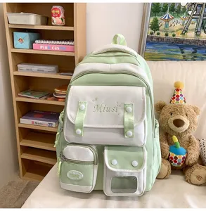 Gruener laessiger Studentenrucksack mit grossem Fassungsvermoegen und vielen Faechern.