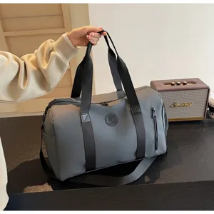 Grand sac de voyage de sport gris en détail, sac de sport multifonctionnel avec bandoulière réglable.