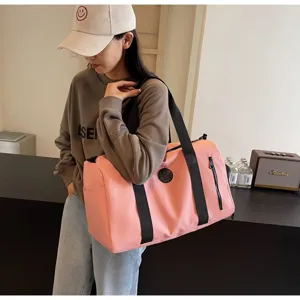Sac de voyage rose grand format, détail de sac de sport fitness loisirs élégant.