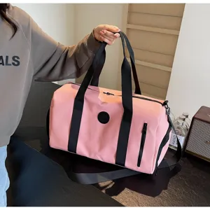 Détail de sac de voyage rose grande capacité, présentation de sac de sport multifonctionnel.
