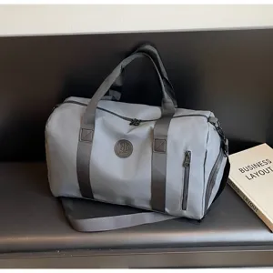 Grand sac de voyage de sport pour fitness avec compartiment séparation sec et humide.