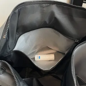 Vue détaillée du grand sac de voyage de sport avec compartiment étanche séparation.