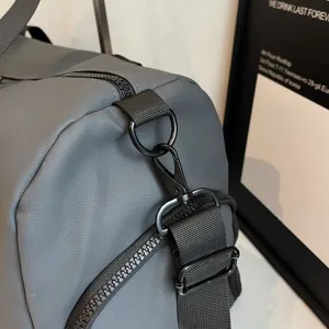 Gros plan de la boucle de sangle métallique et de la fermeture éclair du sac de voyage.