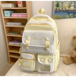 Detailansicht des niedlichen gelb-weißen Schulrucksacks mit mehreren Taschen und Stickerei.