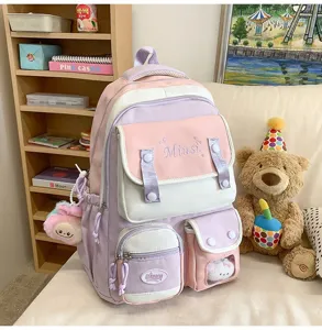 Detailansicht des mehrfächigen Pastell-Rucksacks in gemütlicher Zimmer-Umgebung mit Plüsch.