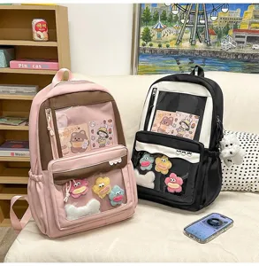 Détail du sac à dos ita transparent de style japonais avec fenêtre et jolis pendentifs en peluche.